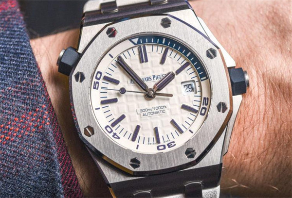 爱彼腕表表带掉色如何处理(图) 爱彼腕表表带掉色如何处理(图)